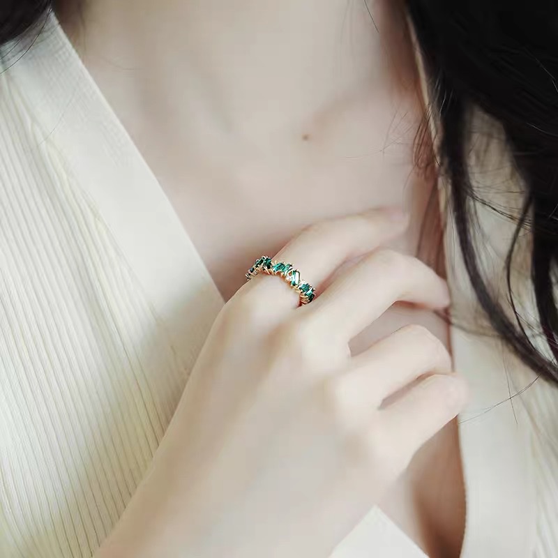 A French socialite, Internet celebrity, elegant, high-end, exquisite, fashionable and trendy ring Application Scenario