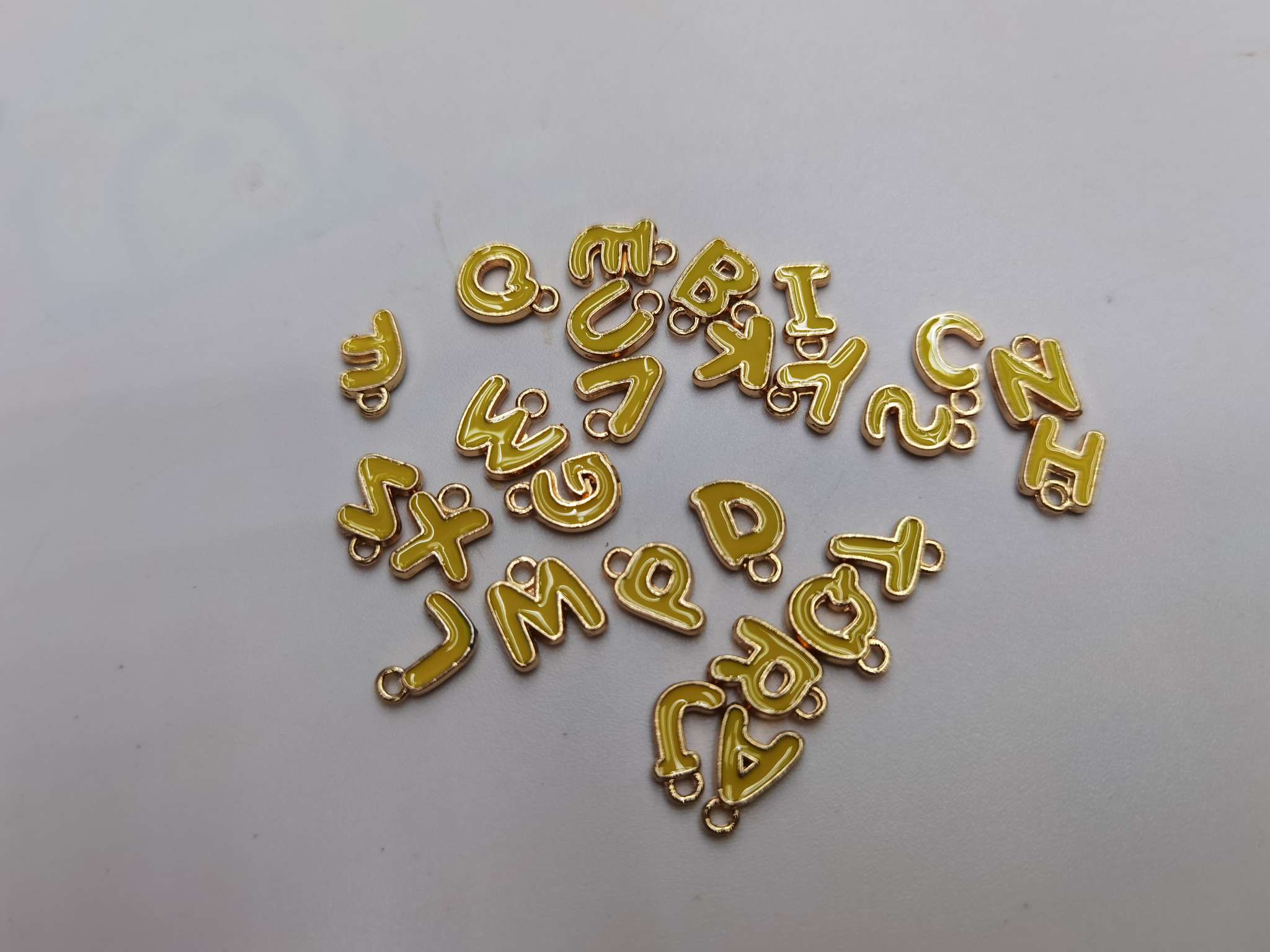 黄色字母挂件产品图