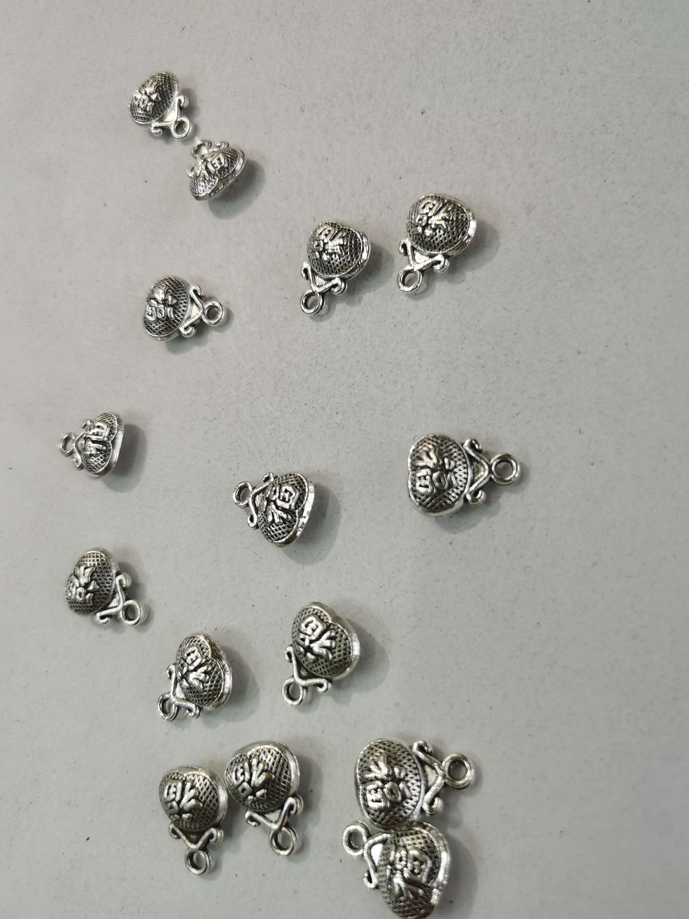 Zinc alloy Zn-4262 for jewelry accessories Application Scenario