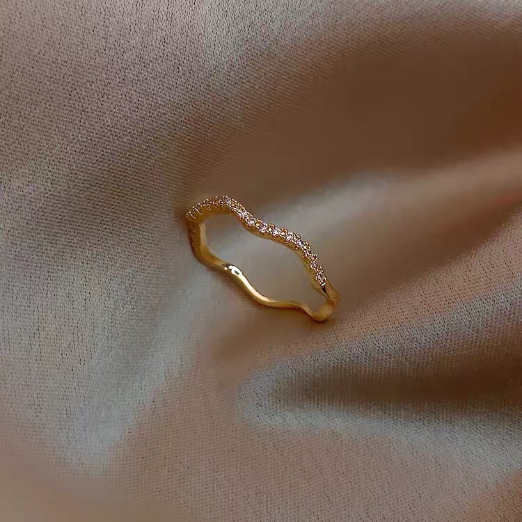 A high-end European and American fashion luxury new exquisite trendy ring that is popular among Internet celebrities