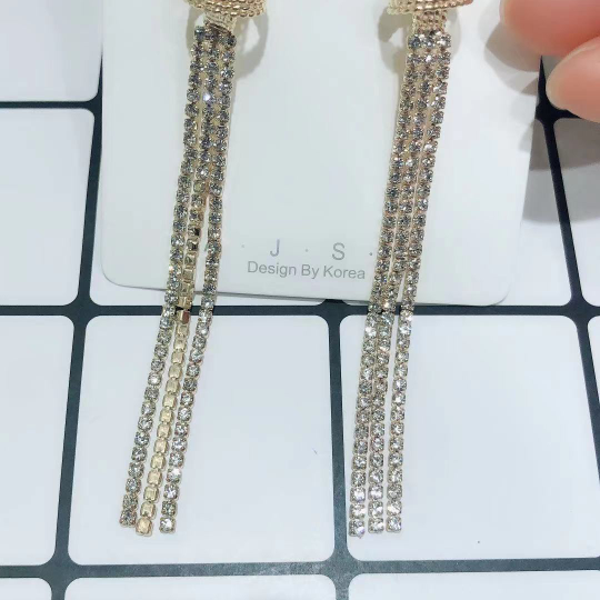 36 Stylish earrings in gold