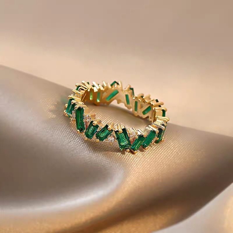 A French socialite, Internet celebrity, elegant, high-end, exquisite, fashionable and trendy ring details Picture
