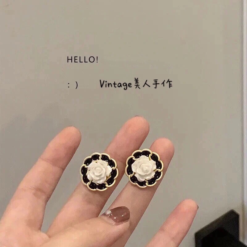 South Korea black Qiao earrings simple cold wind stitching new Korean version of ins earrings interesting life in the wind cute sweet small ear piercing cute sexy personality sweet all fashion generous thumbnail