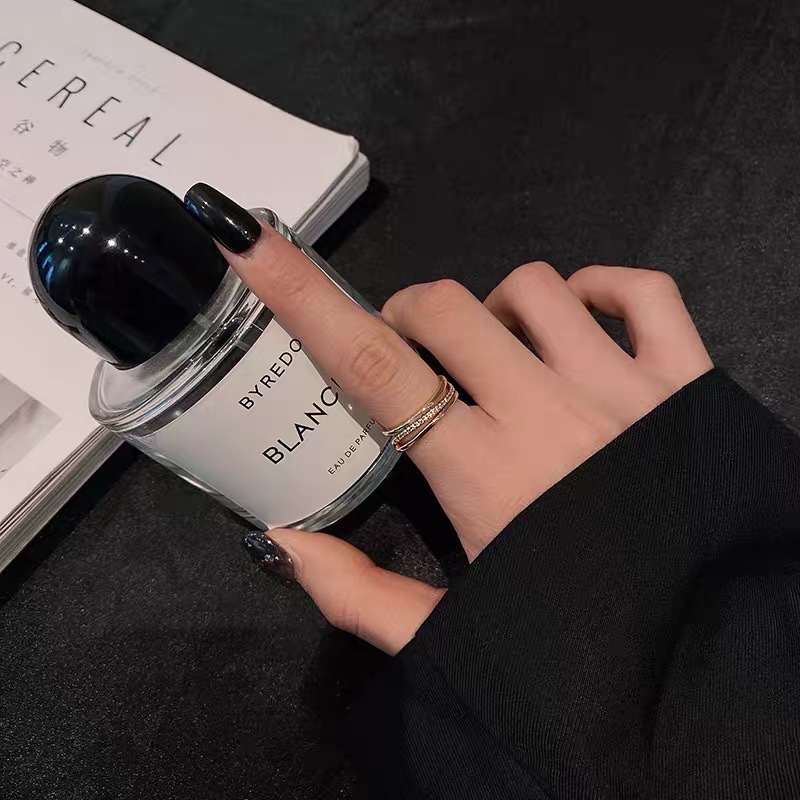 A high-end, simple and compact Korean-style fashionable ring with the same style as a popular Internet celebrity Application Scenario