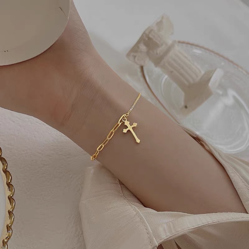 The cross bracelet is a niche design for girls, simple and elegant details Picture