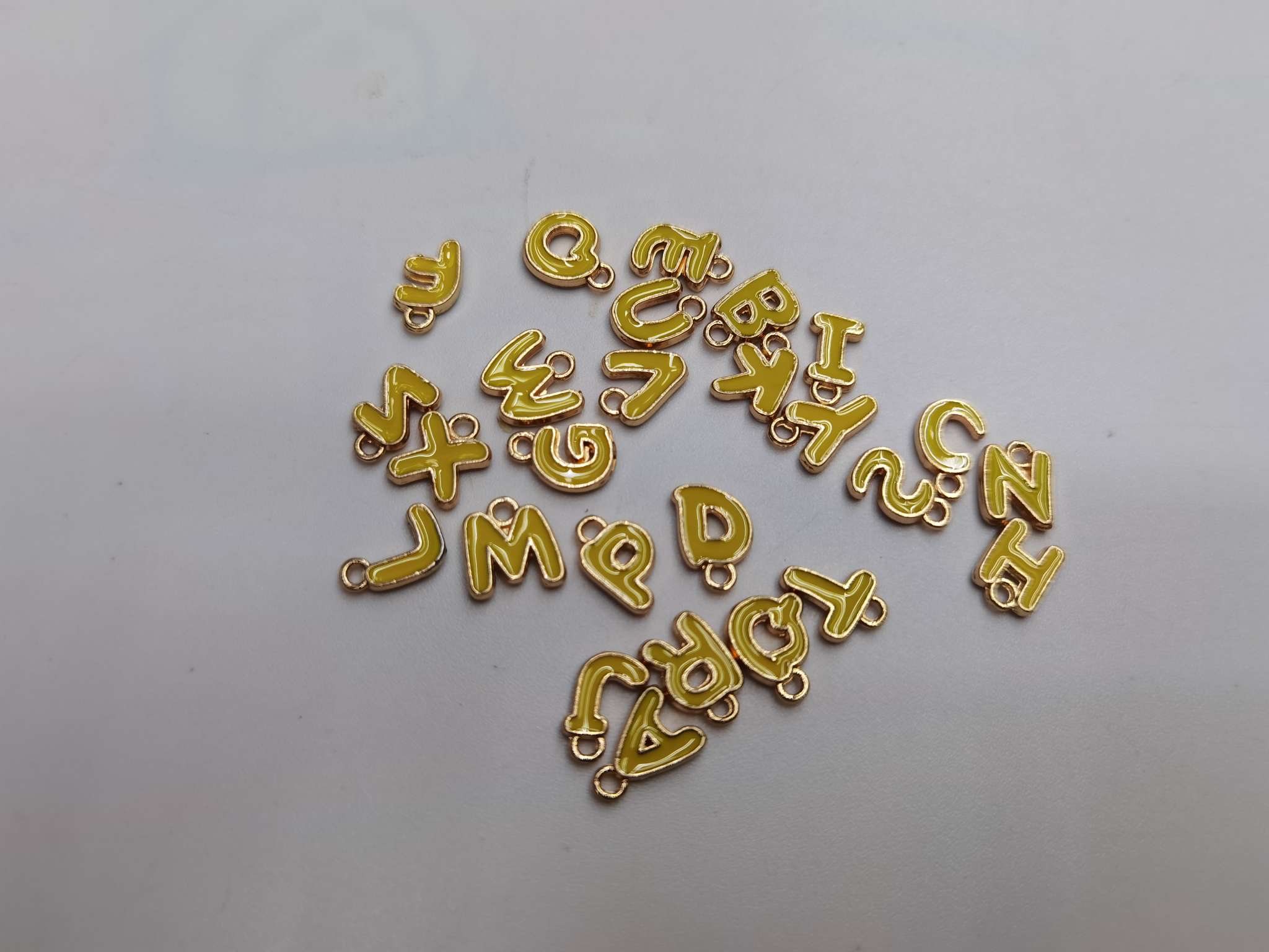 黄色字母挂件细节图