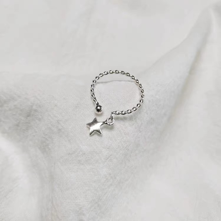 The popular and fresh Korean version of the Little Star Ring is a fashionable and trendy Jieya steel accessory for women Application Scenario