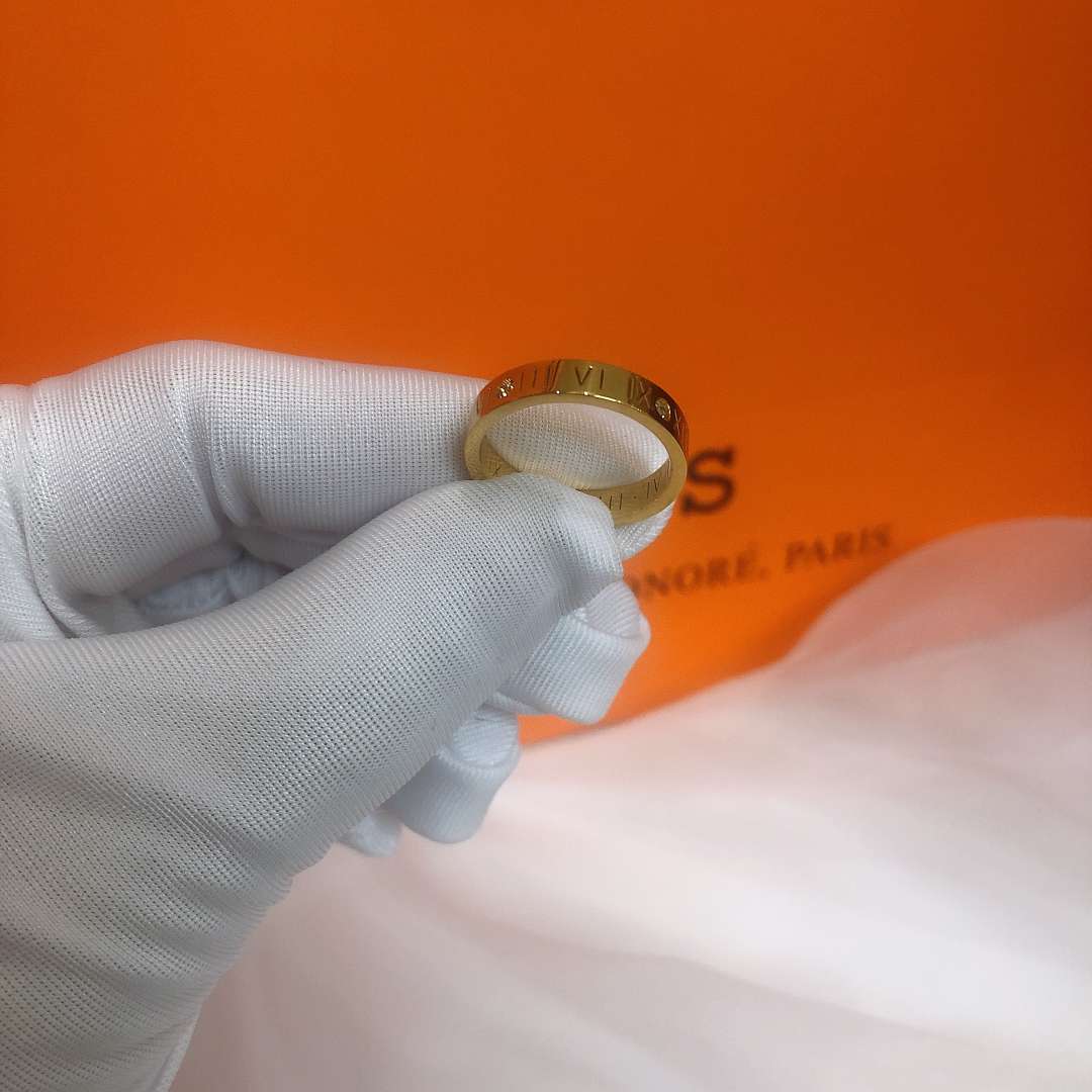 A cold and elegant French Roman digital 18K gold mother diamond plain ring couple index finger joint ring, a popular Internet celebrity details Picture