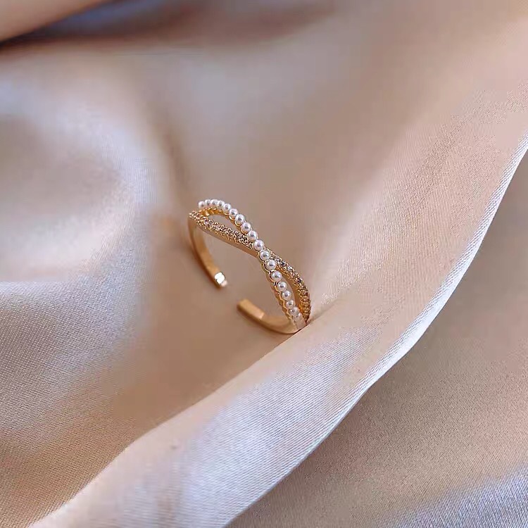 A simple, fashionable, fresh, niche design, exquisite and trendy ring