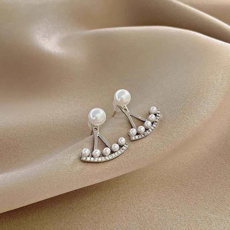 Elegant girl Pearl fashion trend elegant temperament earrings