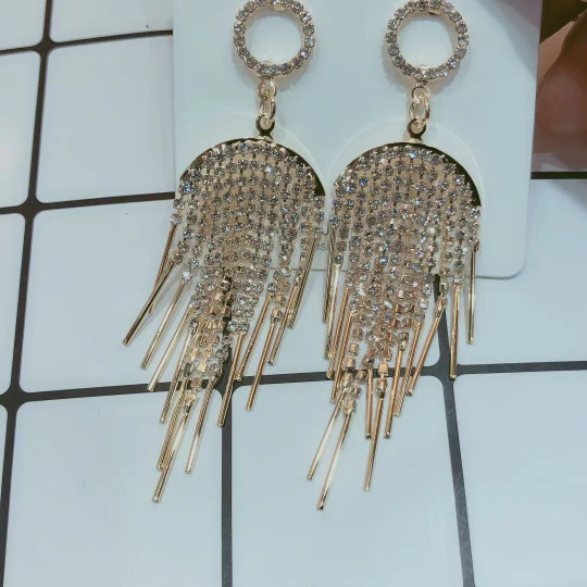 24 Stylish earrings in gold