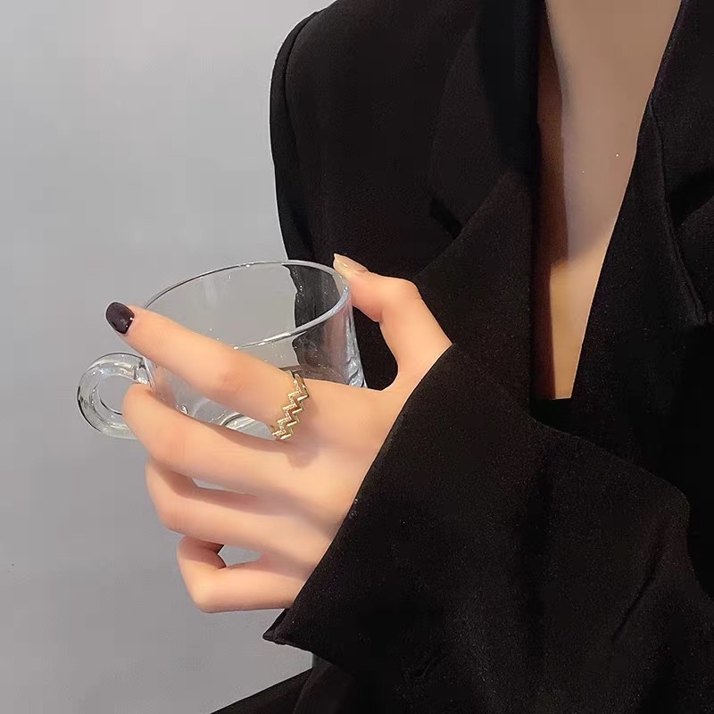 A stylish, sweet, cute, elegant and versatile cold style ring for a sophisticated socialite Specification image
