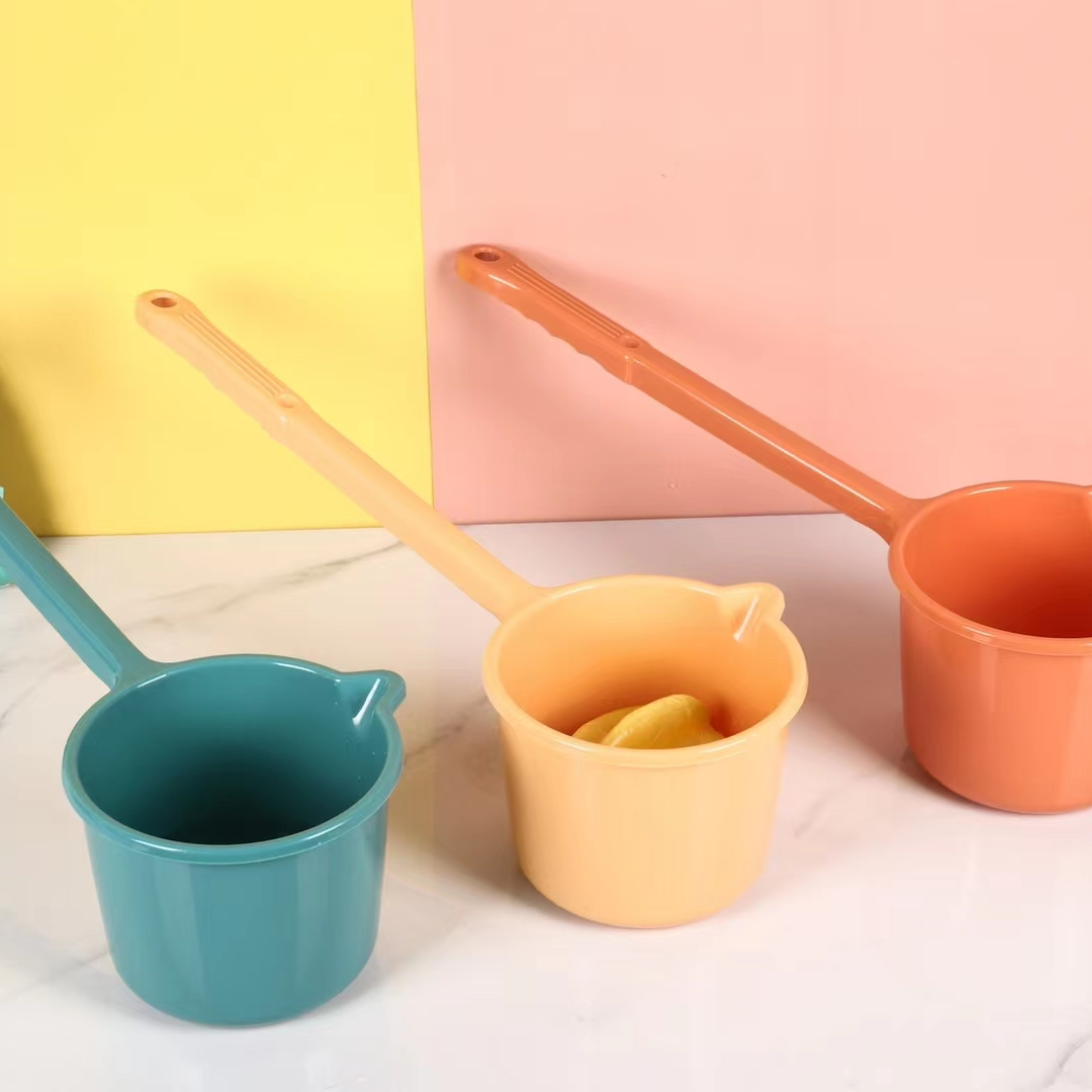 Thickened long-handled water ladle kitchen water float water spoon plastic 水舀子 water float bath