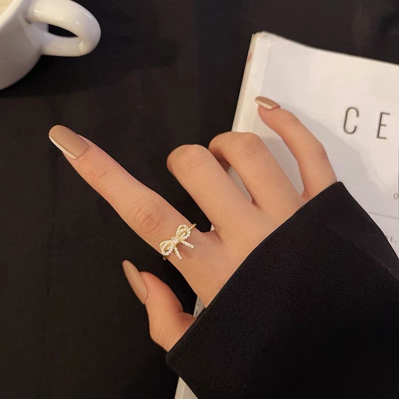 A sweet young lady from Dongdaemun, South Korea, has a new style of bow ring full of zirconium details Picture