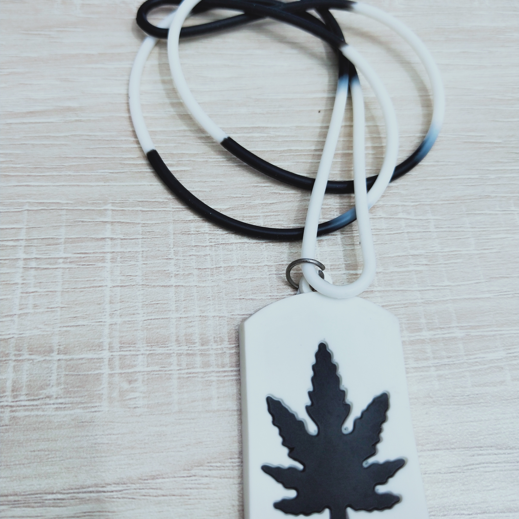 华宇饰品:外贸热销黑白混彩色硅胶白底大叶草图片吊坠项链023