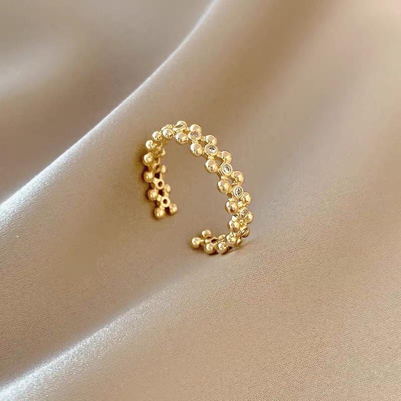 A small, simple and versatile ring with exquisite Xiaomi flower splicing design