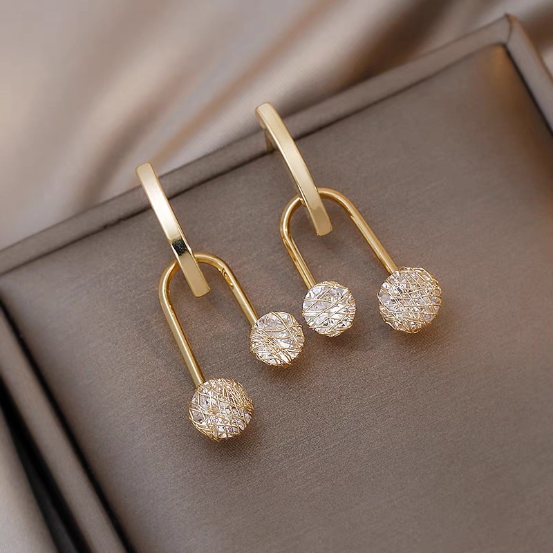 The new fashionable and trendy ear studs from Dongdaemun, South Korea, are the same style as those for the aloof goddess details Picture