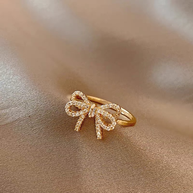 A sweet young lady from Dongdaemun, South Korea, has a new style of bow ring full of zirconium Item Picture