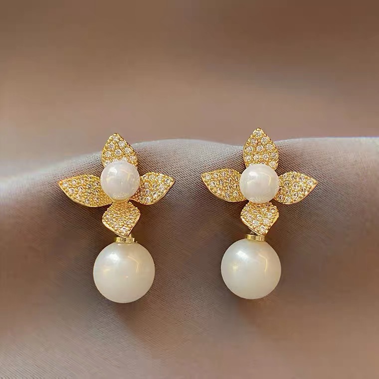 Flower-shaped pearl earrings, star-shaped shell long earrings, retro, exquisite, high-end and elegant, with zirconium inlaid earrings