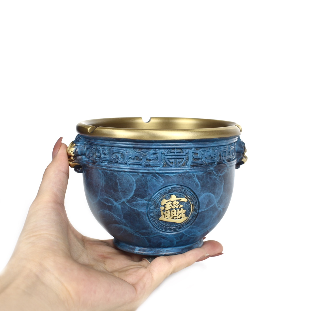 ——铜炉·进宝狮耳烟缸炉
型号：T541红·542紫·543蓝
规格：外径14cm口径10.5cm 高9cm