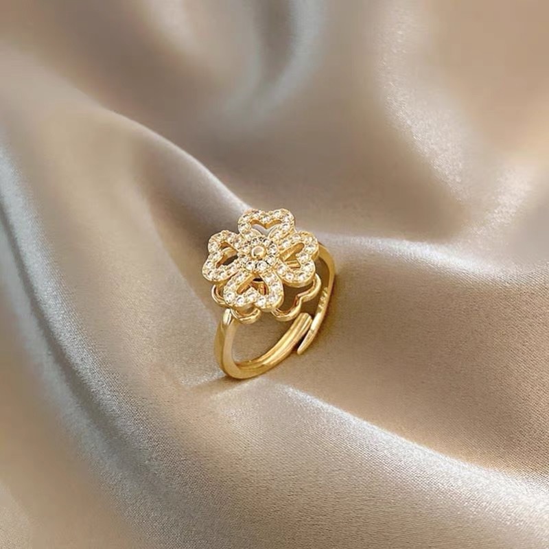 A French socialite, Internet celebrity, with a unique, high-end, exquisite, fashionable and elegant ring Specification image
