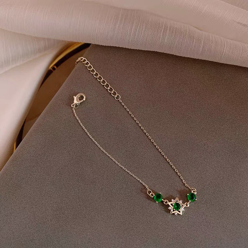 This is a simple and fresh style bracelet that is elegant, noble and cold, the same as that of a goddess