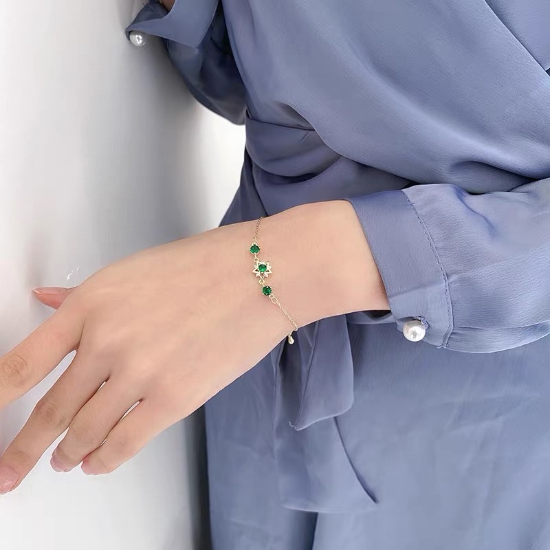 This is a simple and fresh style bracelet that is elegant, noble and cold, the same as that of a goddess Application Scenario