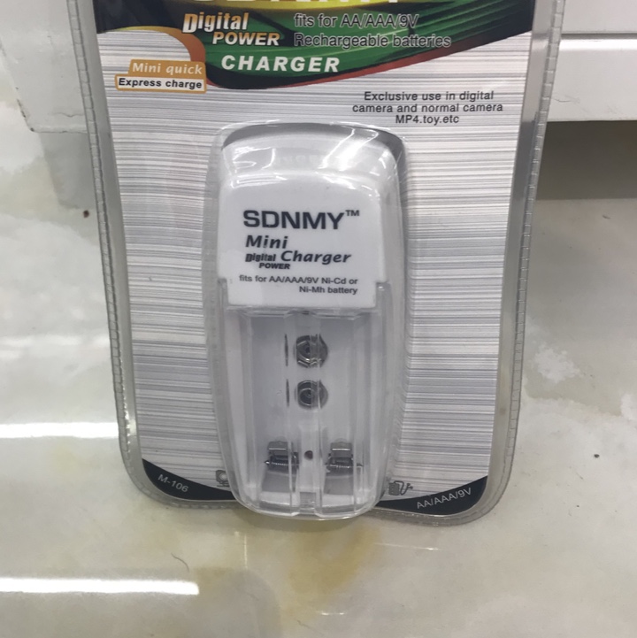 充电器，可充2节AA和AAA，一节9v，充电电池，