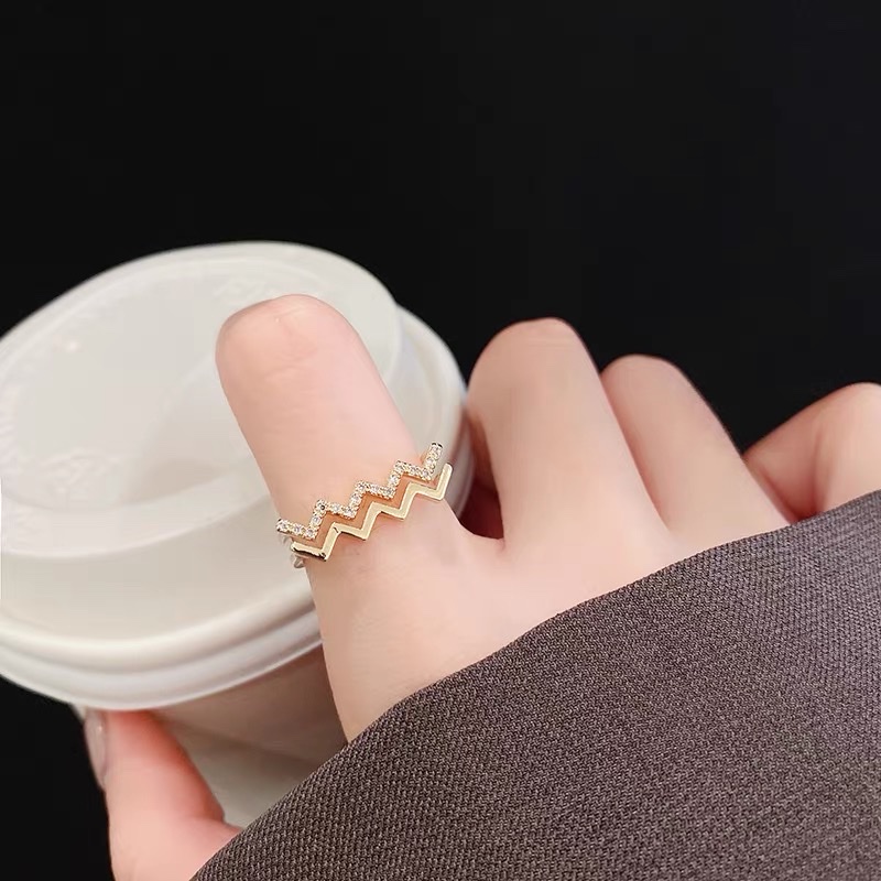A wavy design full of zirconium, simple, trendy, versatile and elegant ring Application Scenario