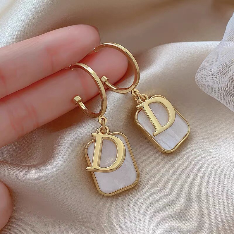 European and American big brand new Korean fashion with classic shell D earrings