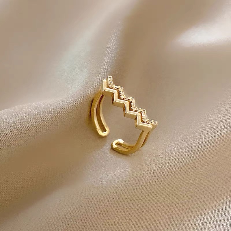 A wavy design full of zirconium, simple, trendy, versatile and elegant ring Specification image