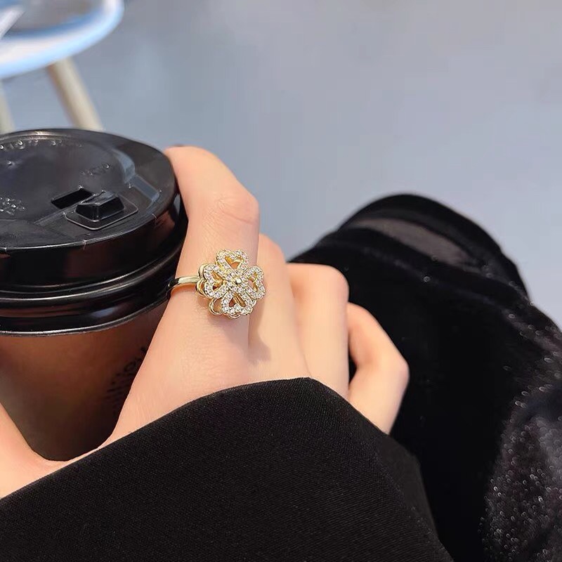 A French socialite, Internet celebrity, with a unique, high-end, exquisite, fashionable and elegant ring