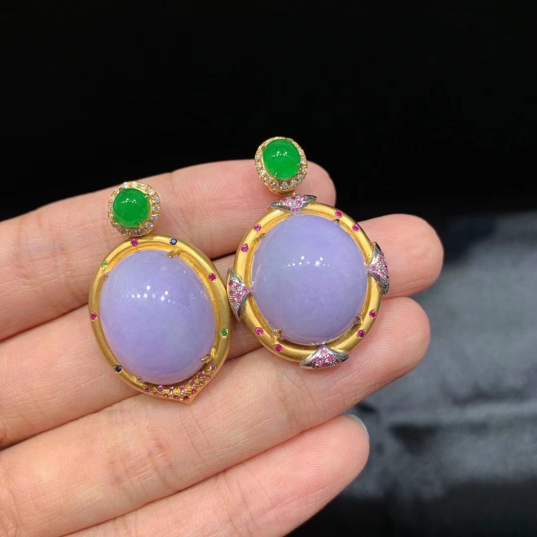 Violet jade pendant detail image 2