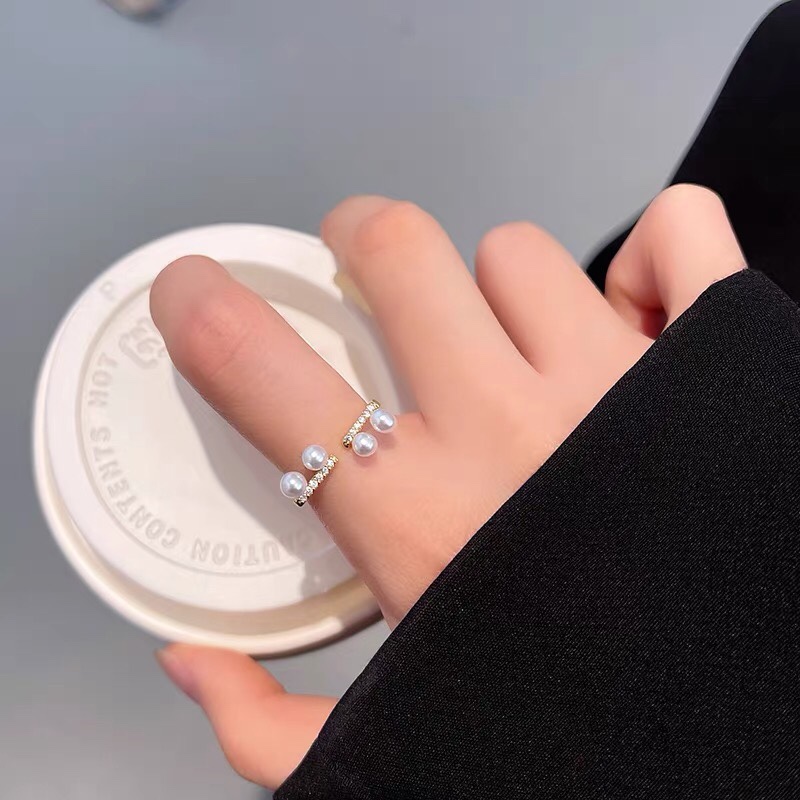 A small, exquisite, niche design, fresh, simple and fashionable pearl ring.