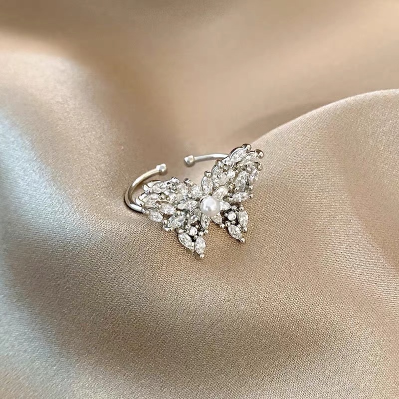 A new trendy, exquisite, simple and cold style ring with a fashionable and elegant look, the same as that of Internet celebrities details Picture