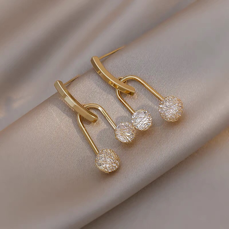The new fashionable and trendy ear studs from Dongdaemun, South Korea, are the same style as those for the aloof goddess