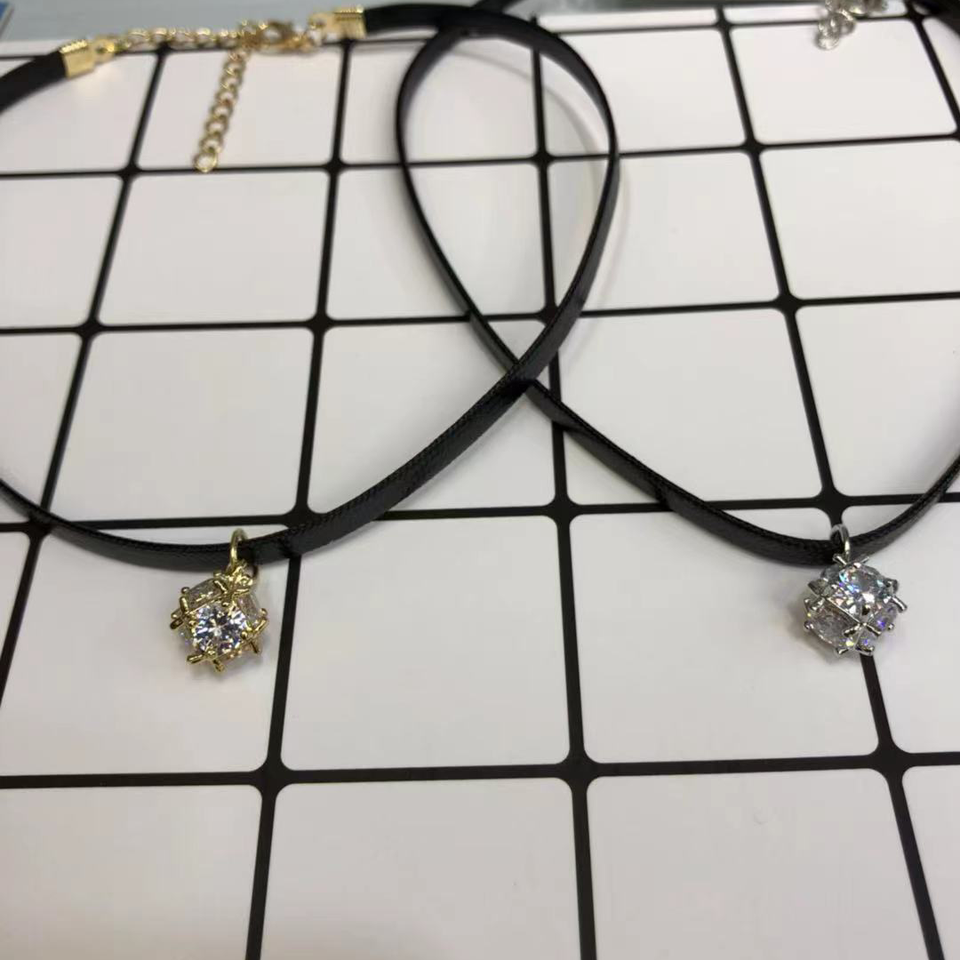 4. Fashionable gold necklace