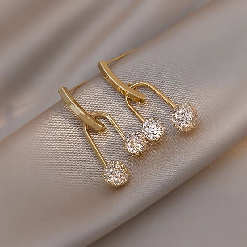 The new fashionable and trendy ear studs from Dongdaemun, South Korea, are the same style as those for the aloof goddess Specification image