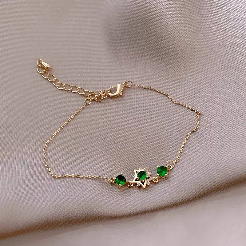 This is a simple and fresh style bracelet that is elegant, noble and cold, the same as that of a goddess details Picture