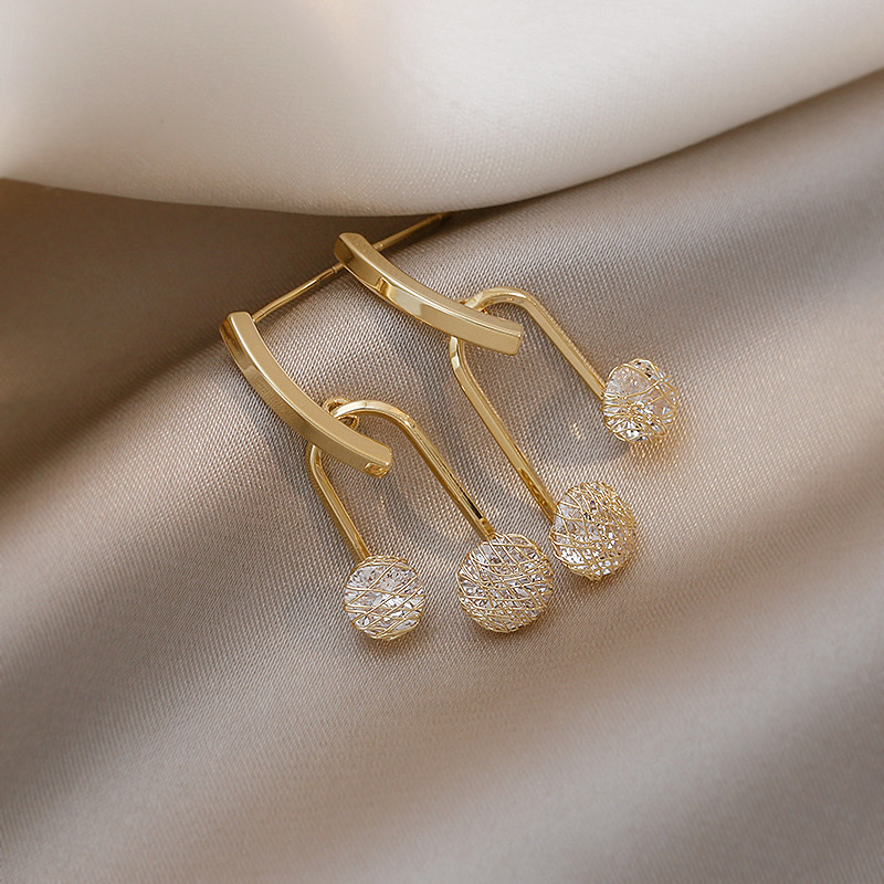 The new fashionable and trendy ear studs from Dongdaemun, South Korea, are the same style as those for the aloof goddess Application Scenario