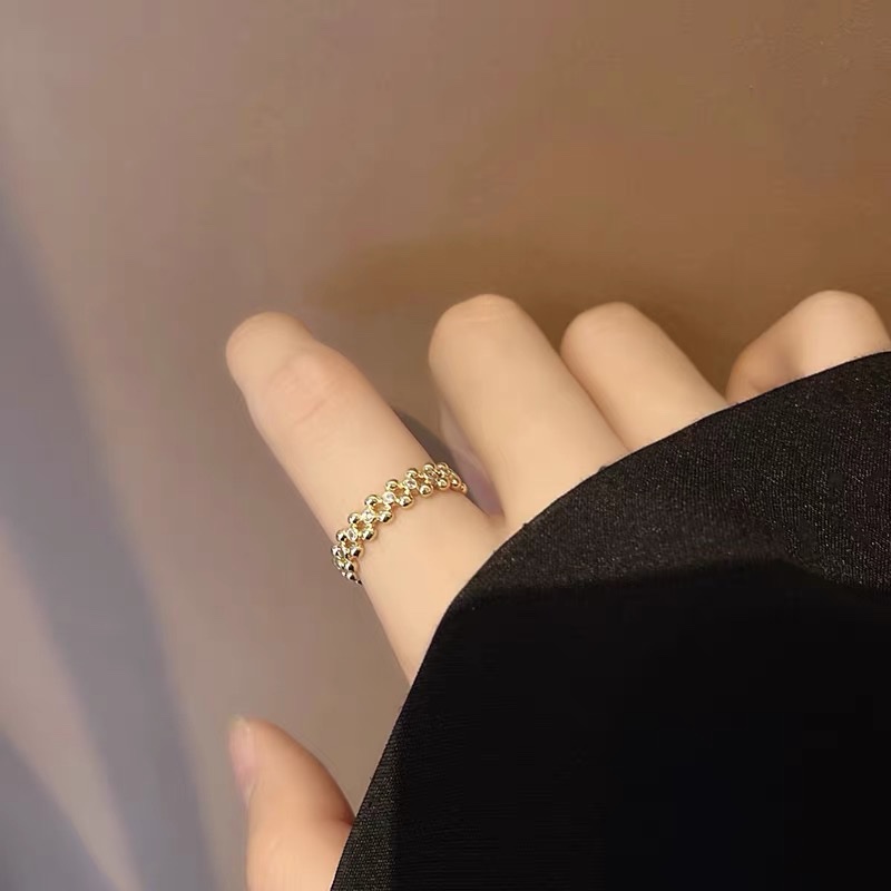 A small, simple and versatile ring with exquisite Xiaomi flower splicing design Application Scenario