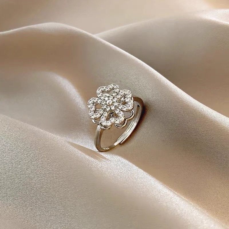 A French socialite, Internet celebrity, with a unique, high-end, exquisite, fashionable and elegant ring Application Scenario