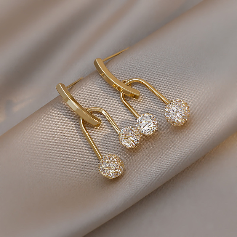 The new fashionable and trendy ear studs from Dongdaemun, South Korea, are the same style as those for the aloof goddess Item Picture