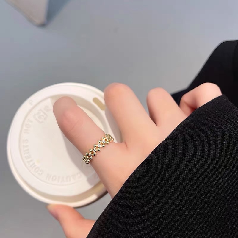 A small, simple and versatile ring with exquisite Xiaomi flower splicing design Item Picture