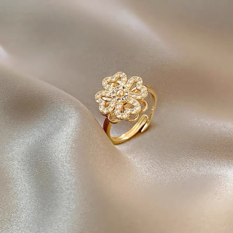 A French socialite, Internet celebrity, with a unique, high-end, exquisite, fashionable and elegant ring details Picture