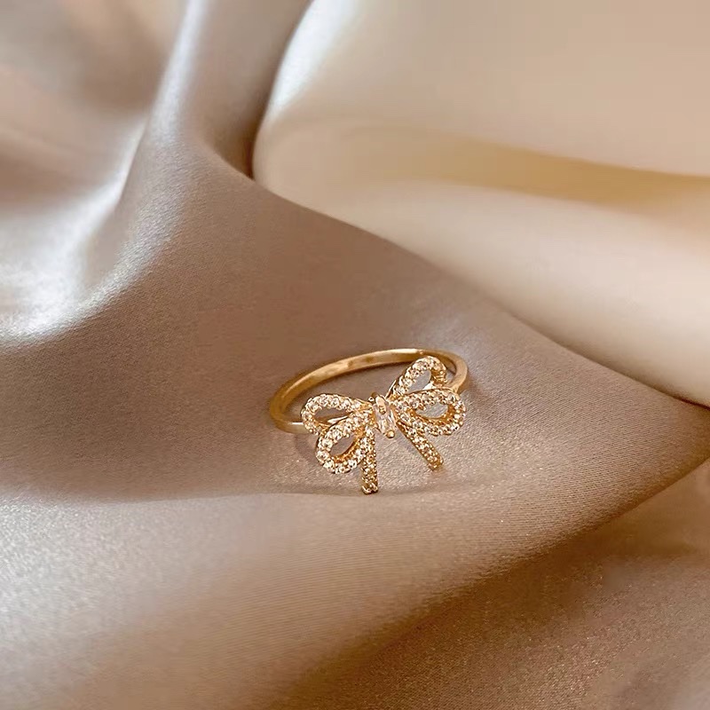A sweet young lady from Dongdaemun, South Korea, has a new style of bow ring full of zirconium Application Scenario