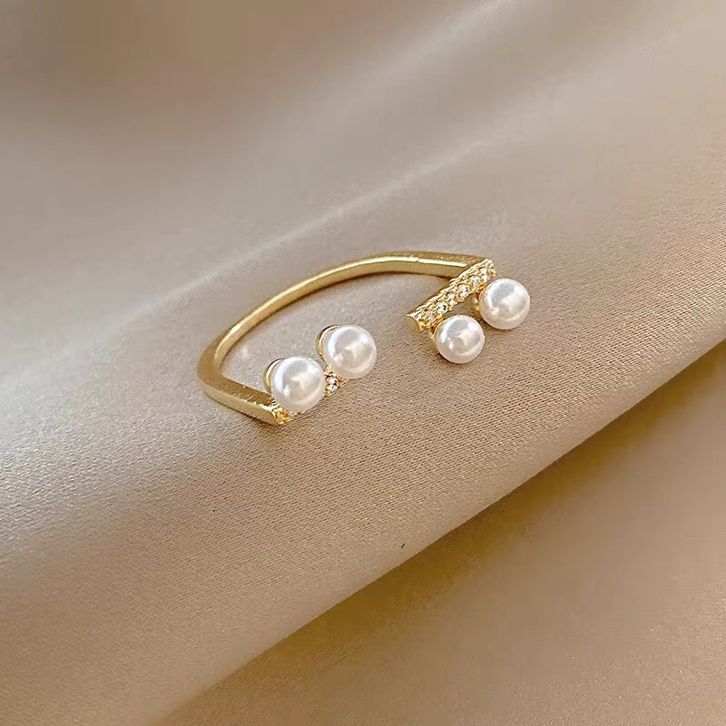 A classic and trendy Korean-style ring with a fashionable pearl style that is versatile for girls