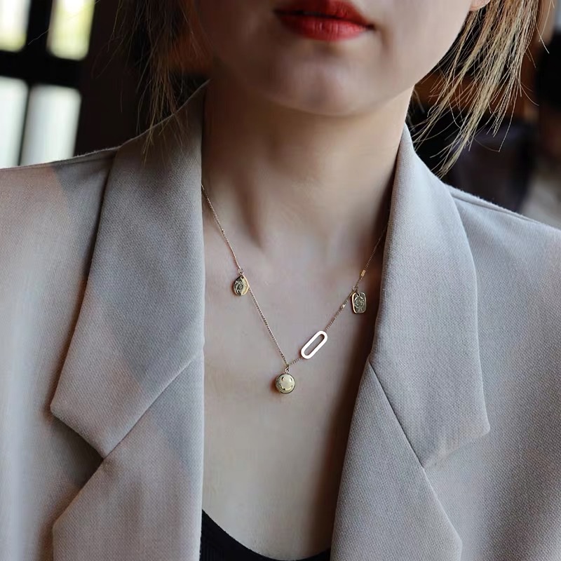 A simple and lucky smiling sweater chain for autumn and winter, a versatile necklace made of Jieya steel Application Scenario
