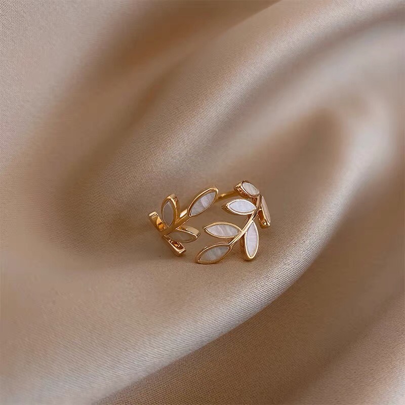 The simple and delicate leaf pattern oil drip combination perfectly creates a ring