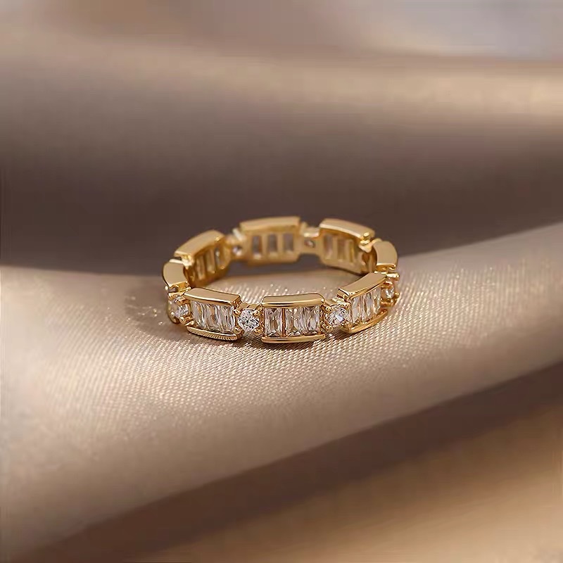 A refined and luxurious ring with the air of a noble lady is the top choice for banquets Item Picture